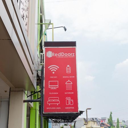 RedDoorz Plus near Living Plaza Jababeka Hotel Cikarang Bagian luar foto