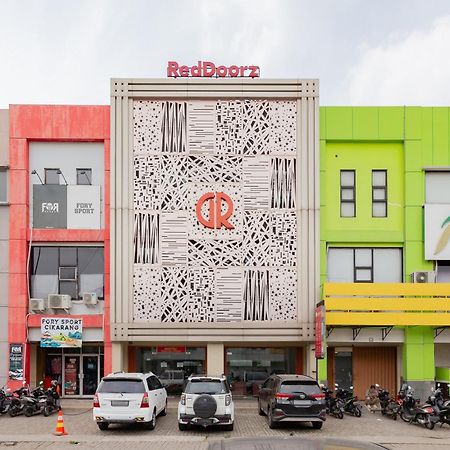 RedDoorz Plus near Living Plaza Jababeka Hotel Cikarang Bagian luar foto