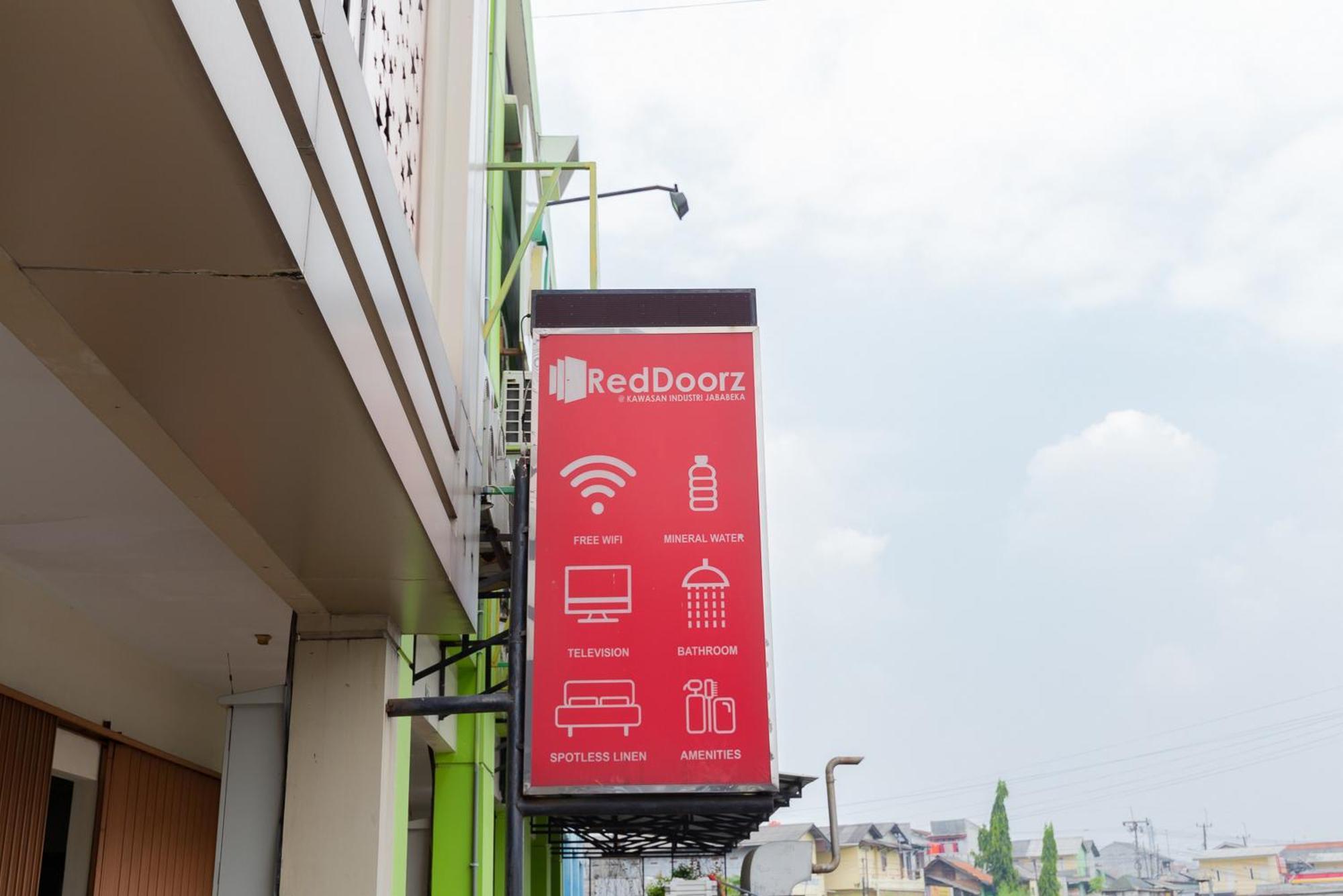 RedDoorz Plus near Living Plaza Jababeka Hotel Cikarang Bagian luar foto