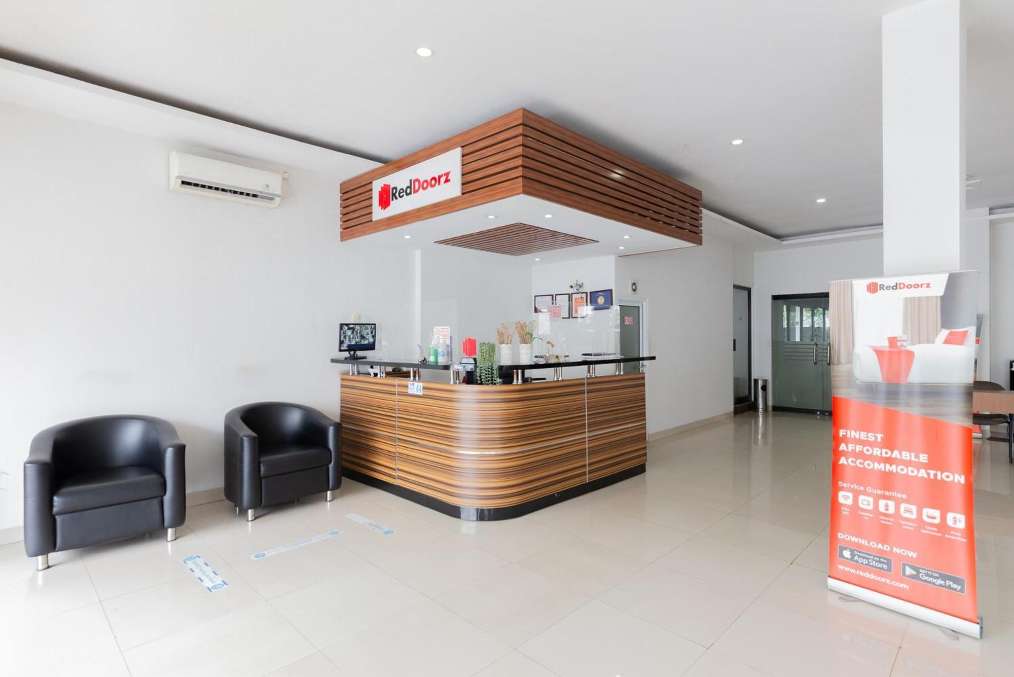 RedDoorz Plus near Living Plaza Jababeka Hotel Cikarang Bagian luar foto
