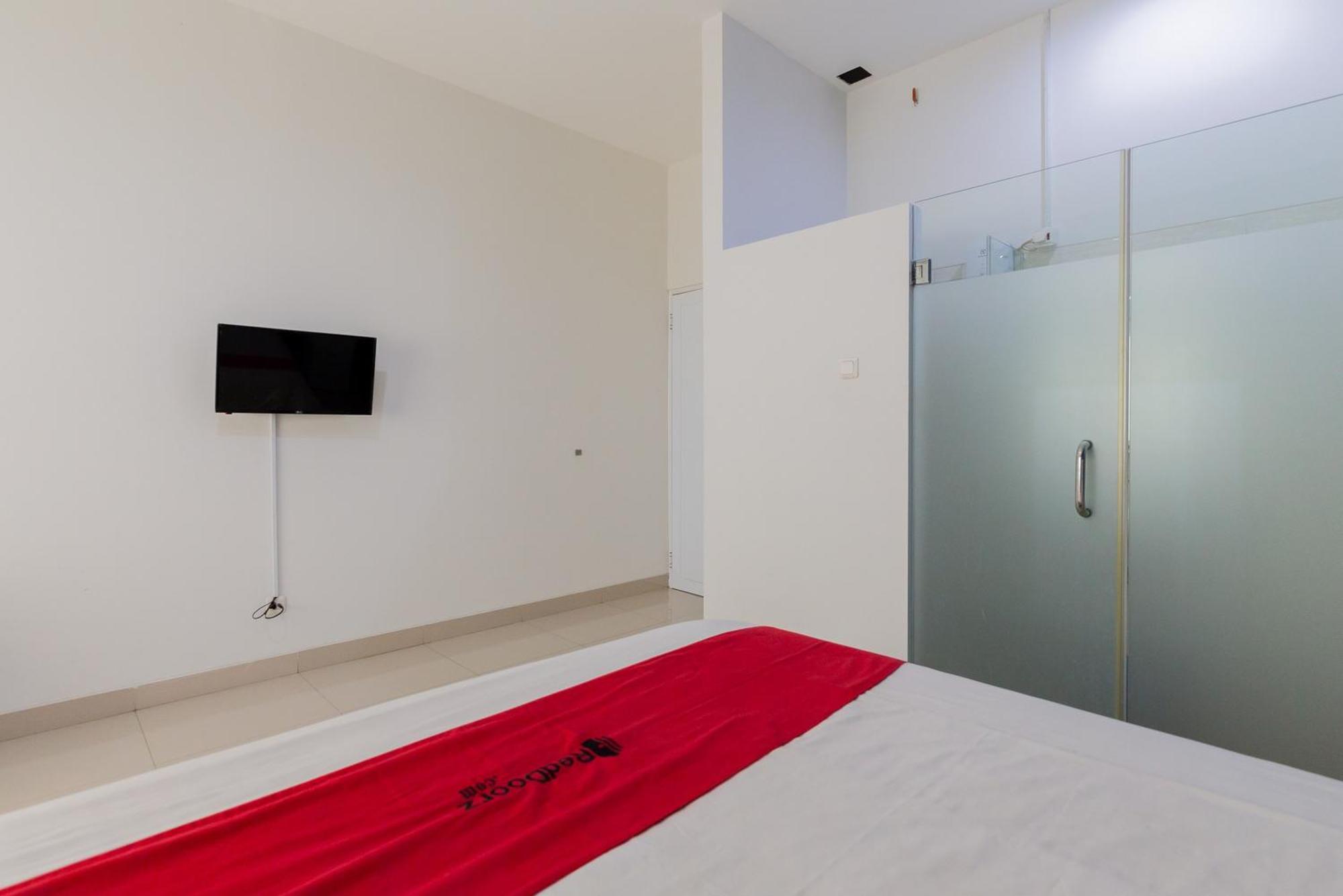RedDoorz Plus near Living Plaza Jababeka Hotel Cikarang Bagian luar foto