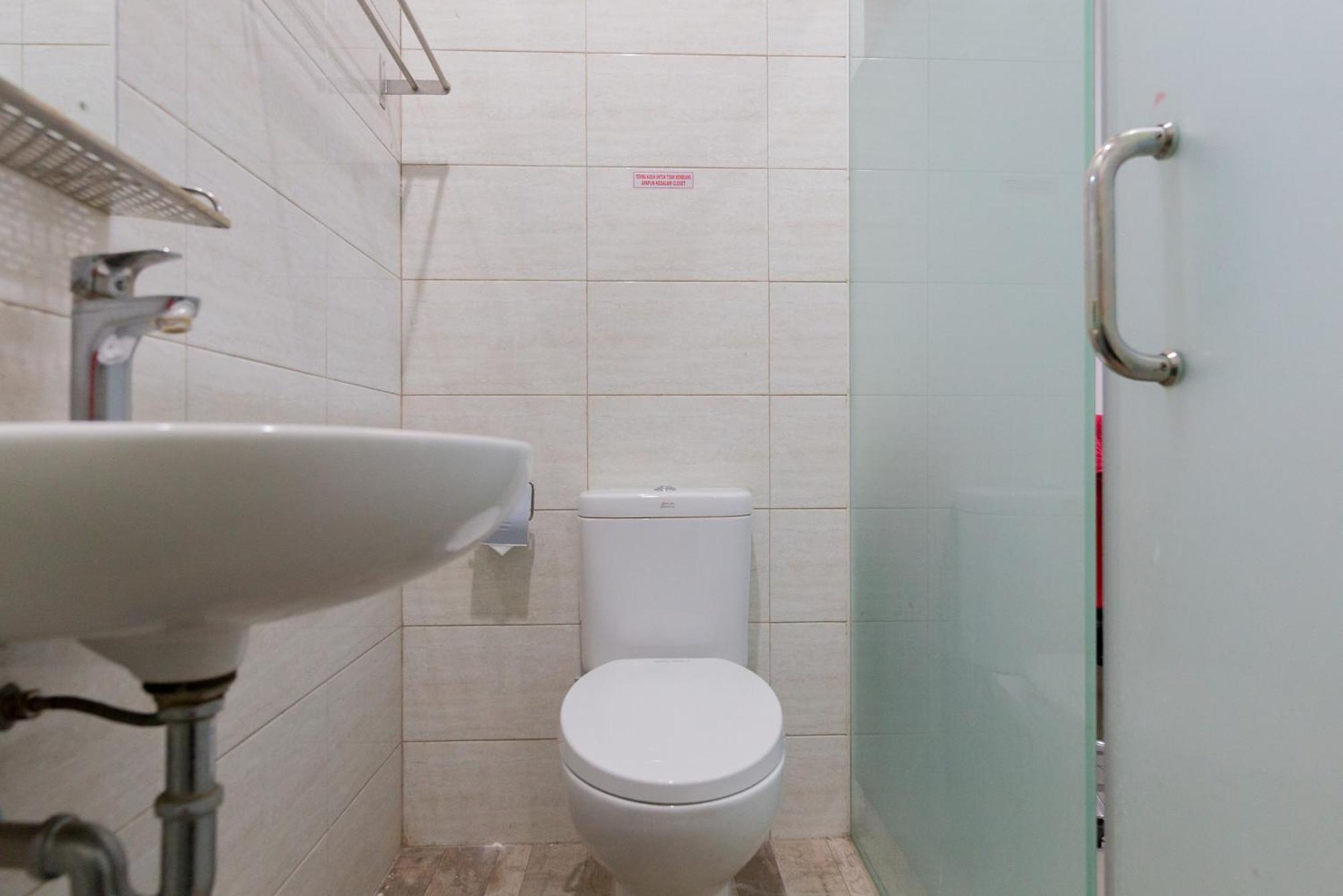 RedDoorz Plus near Living Plaza Jababeka Hotel Cikarang Bagian luar foto
