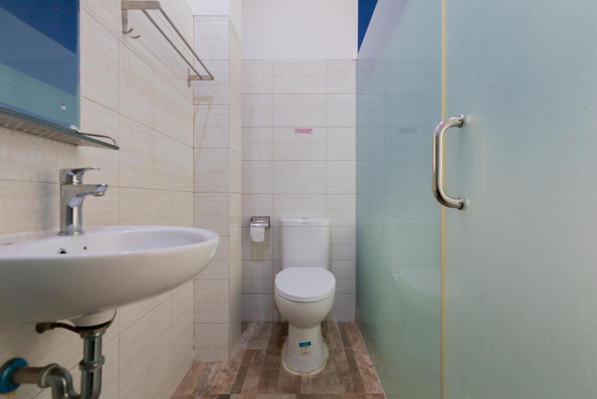 RedDoorz Plus near Living Plaza Jababeka Hotel Cikarang Bagian luar foto