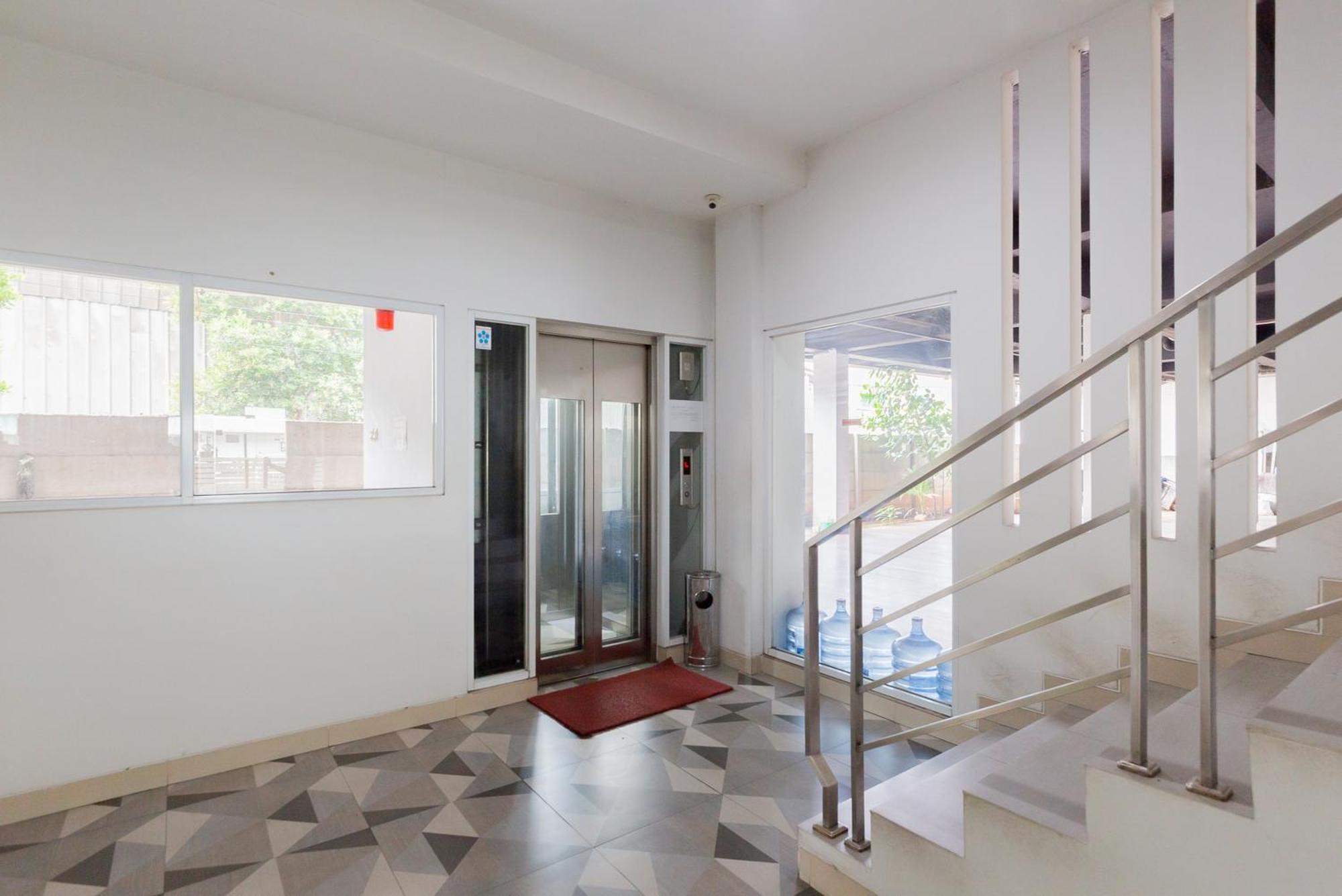 RedDoorz Plus near Living Plaza Jababeka Hotel Cikarang Bagian luar foto
