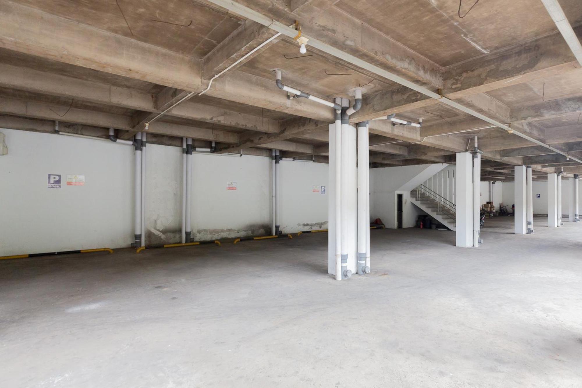 RedDoorz Plus near Living Plaza Jababeka Hotel Cikarang Bagian luar foto