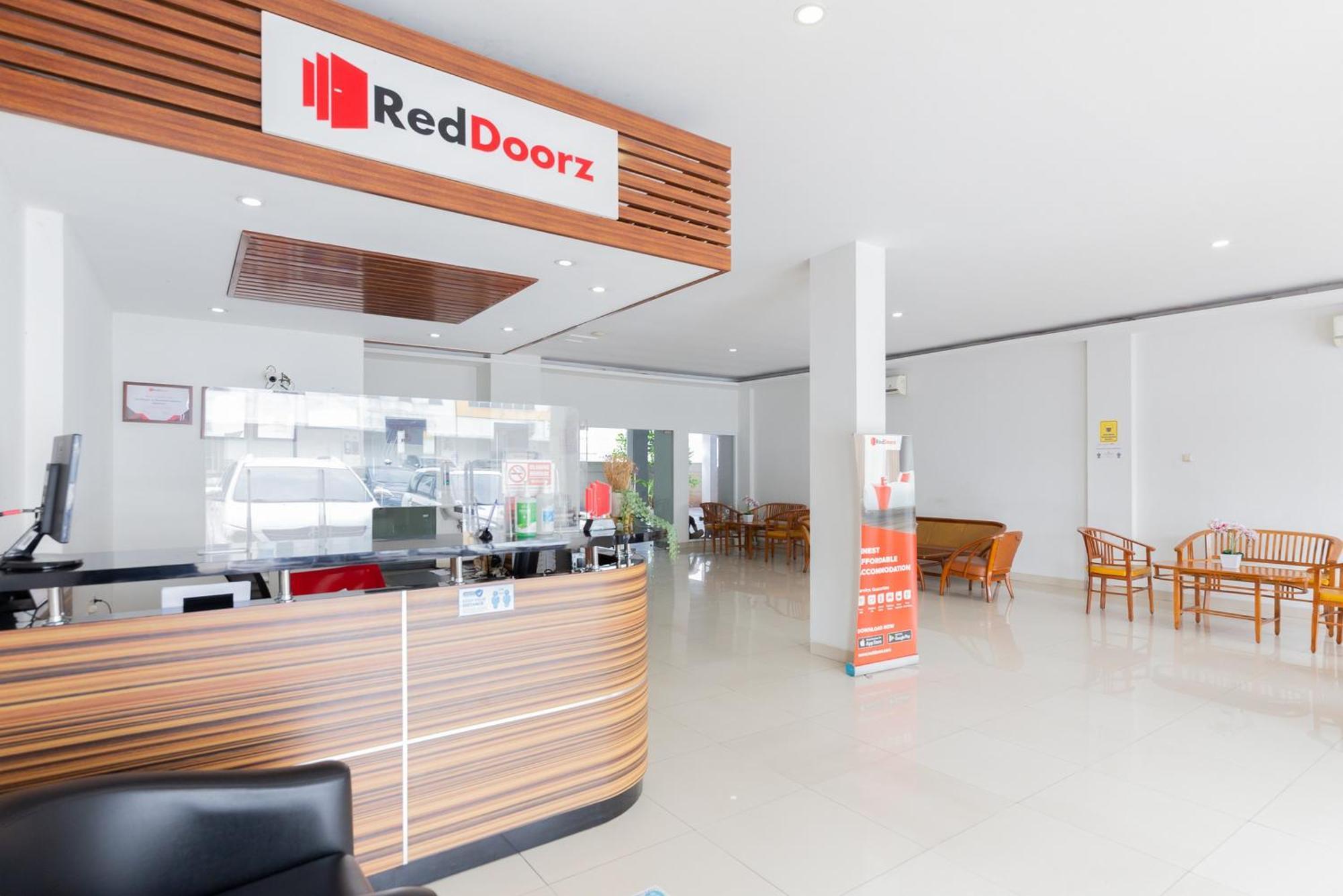 RedDoorz Plus near Living Plaza Jababeka Hotel Cikarang Bagian luar foto