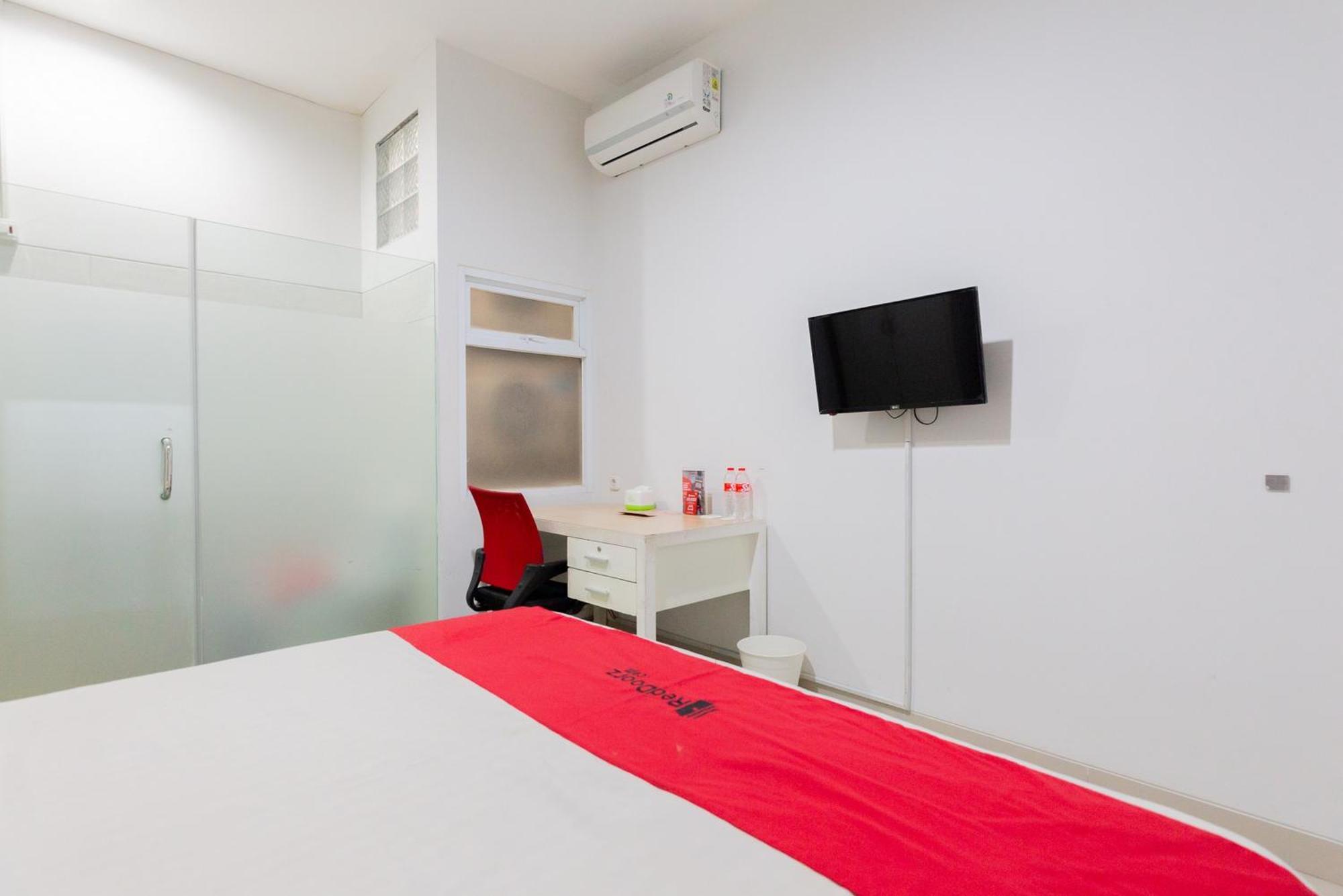 RedDoorz Plus near Living Plaza Jababeka Hotel Cikarang Bagian luar foto