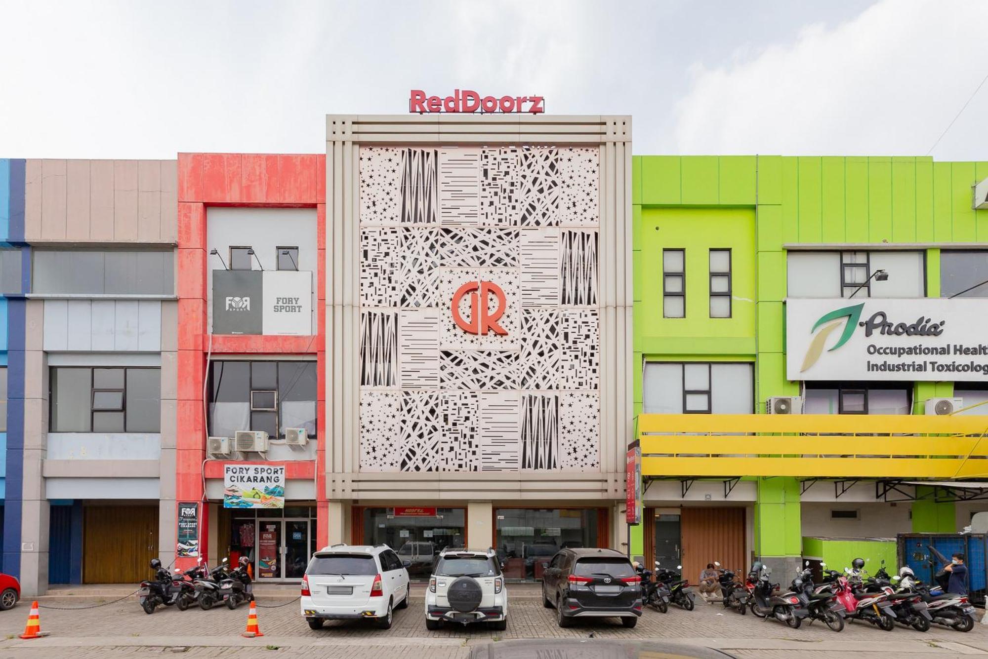 RedDoorz Plus near Living Plaza Jababeka Hotel Cikarang Bagian luar foto