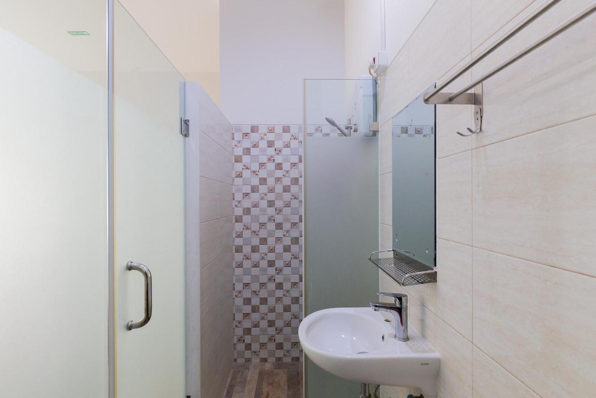 RedDoorz Plus near Living Plaza Jababeka Hotel Cikarang Bagian luar foto