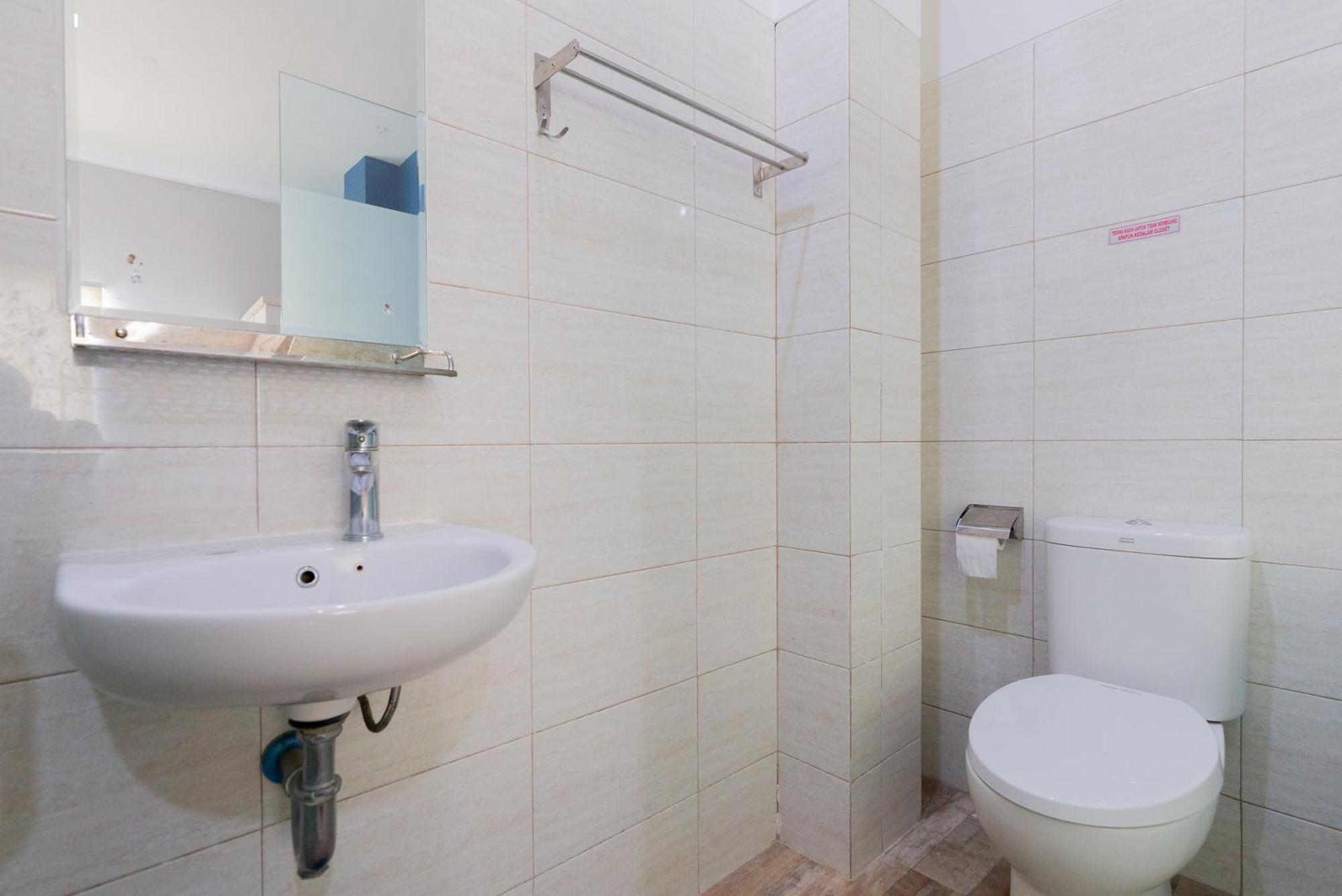 RedDoorz Plus near Living Plaza Jababeka Hotel Cikarang Bagian luar foto