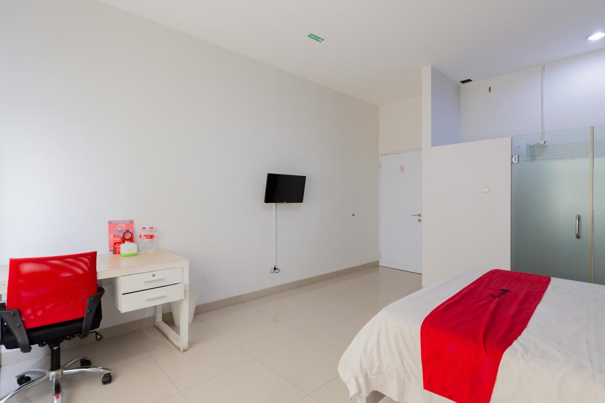 RedDoorz Plus near Living Plaza Jababeka Hotel Cikarang Bagian luar foto