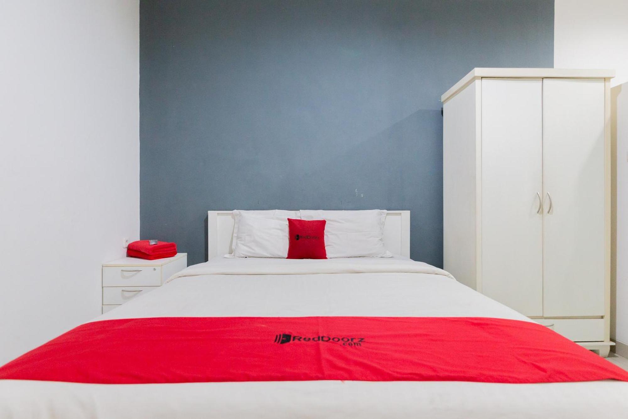 RedDoorz Plus near Living Plaza Jababeka Hotel Cikarang Bagian luar foto