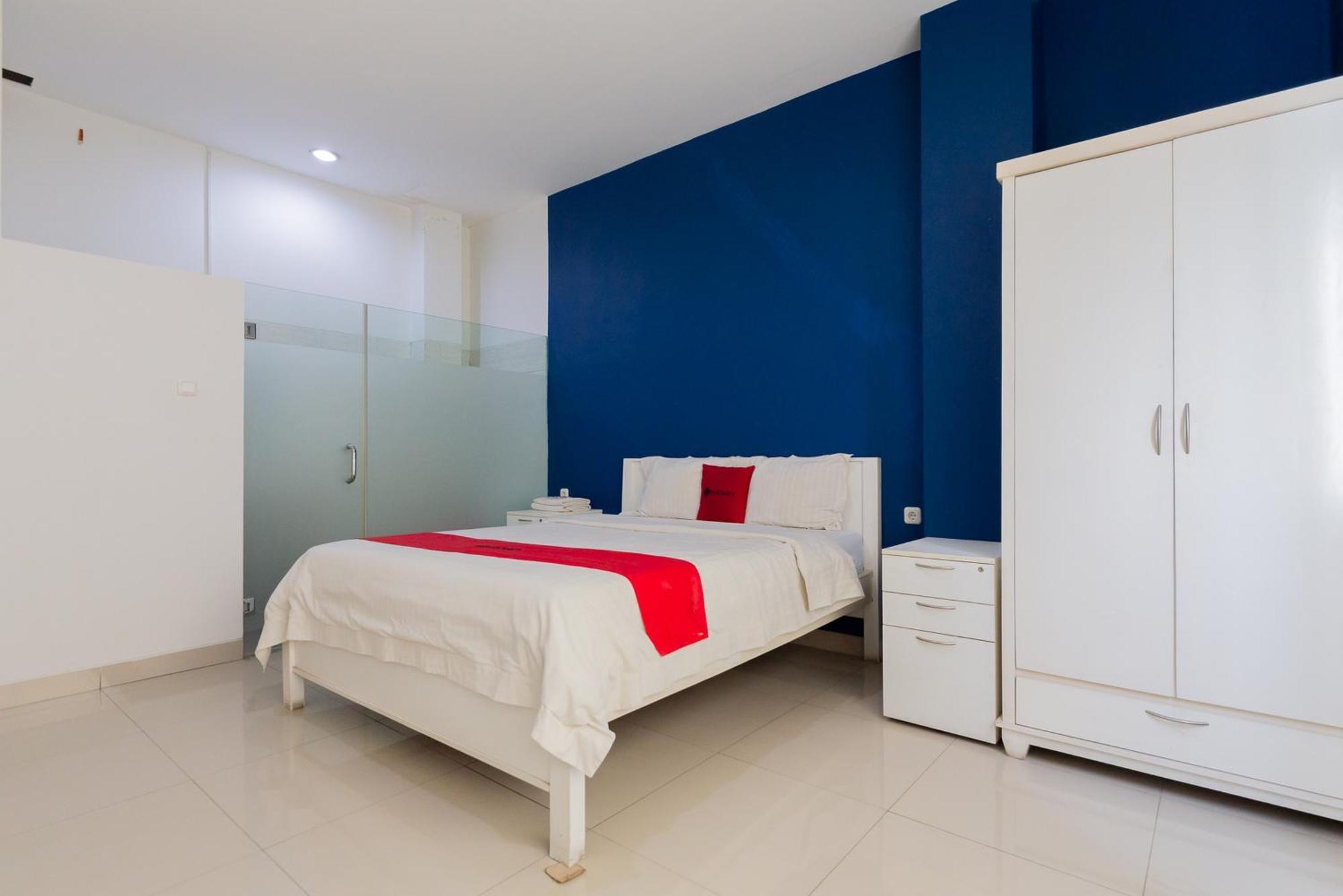 RedDoorz Plus near Living Plaza Jababeka Hotel Cikarang Bagian luar foto