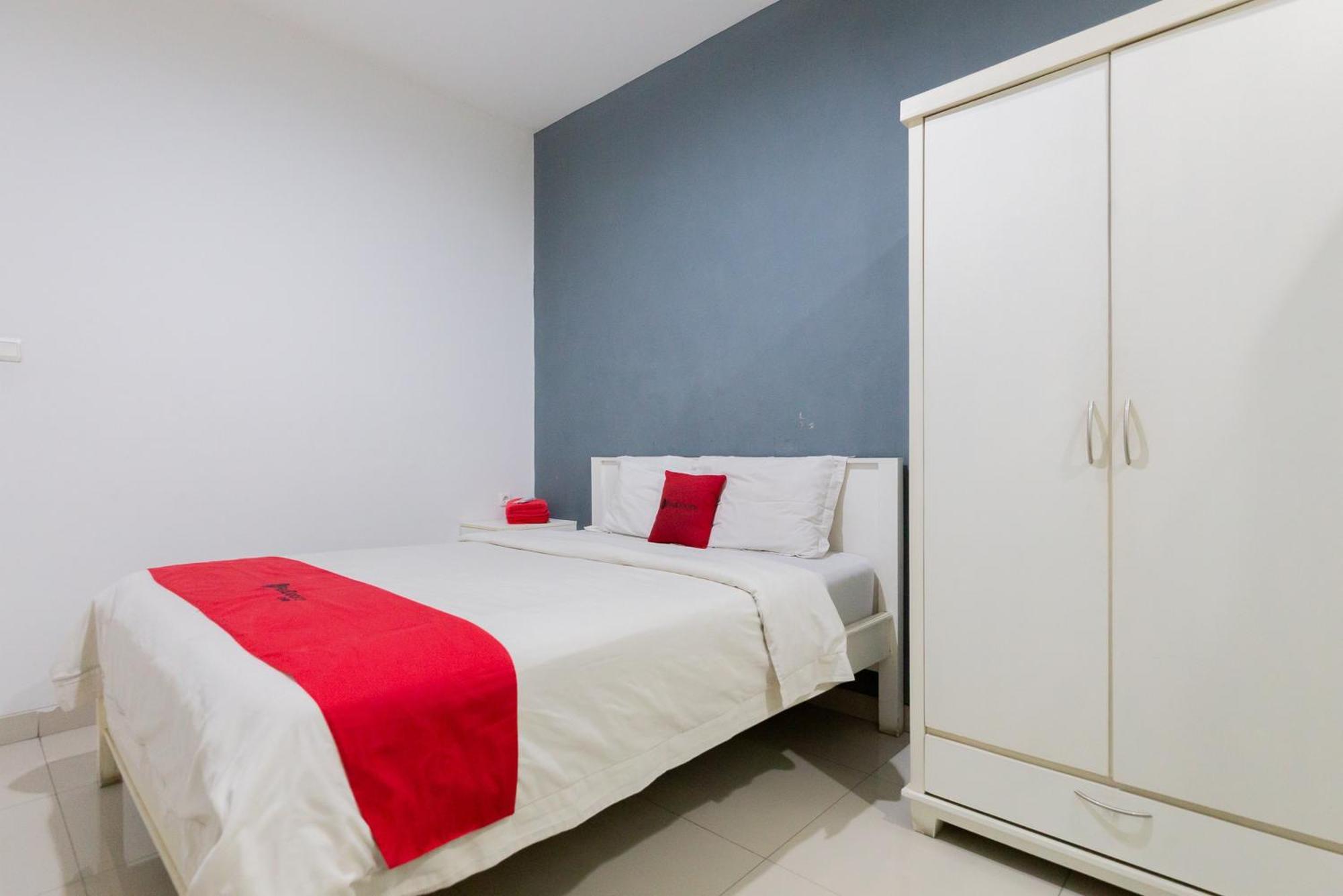 RedDoorz Plus near Living Plaza Jababeka Hotel Cikarang Bagian luar foto