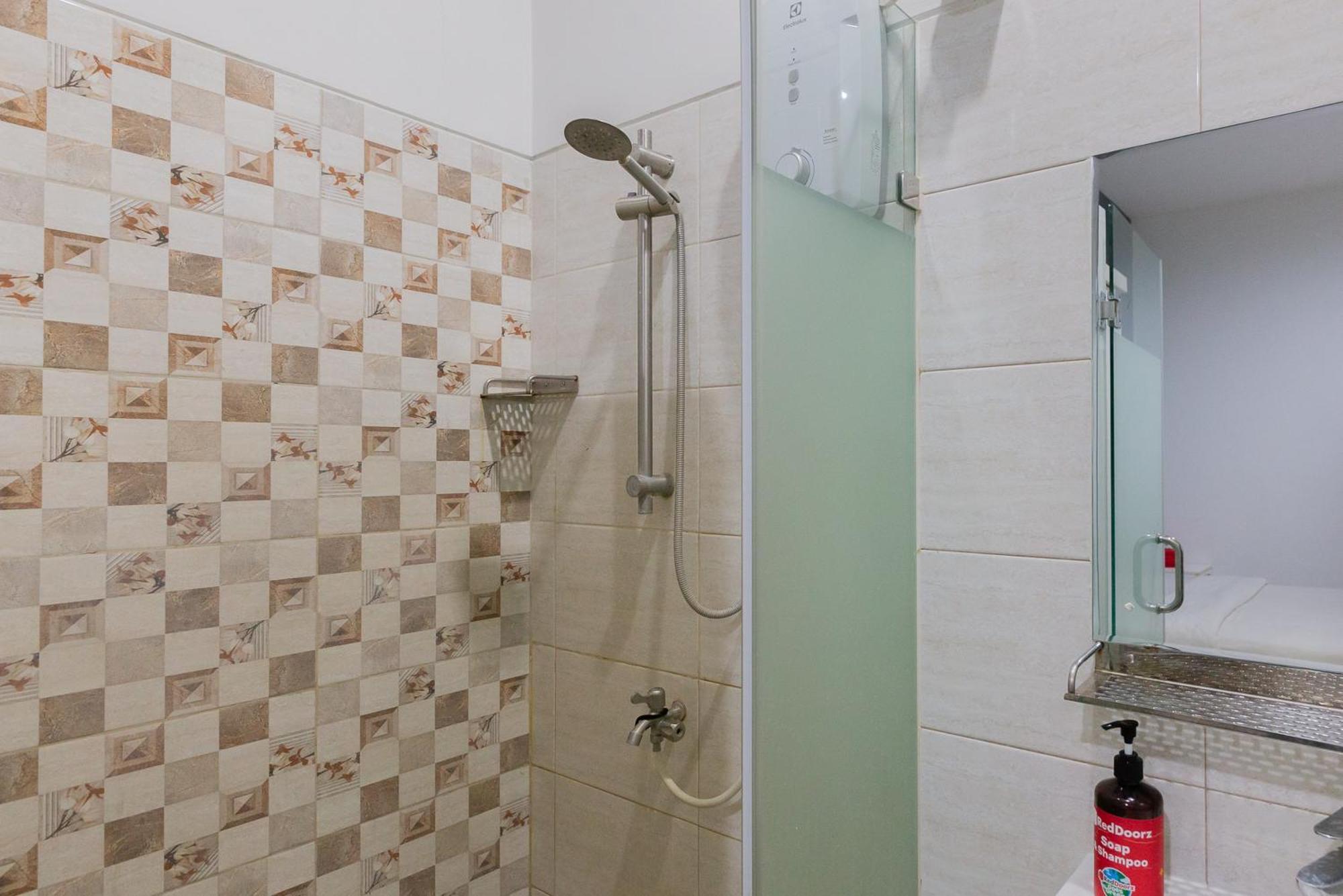 RedDoorz Plus near Living Plaza Jababeka Hotel Cikarang Bagian luar foto