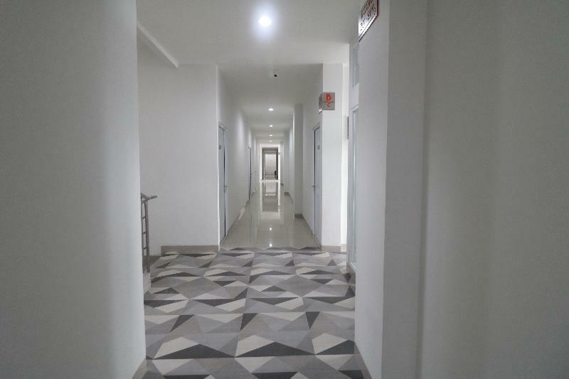 RedDoorz Plus near Living Plaza Jababeka Hotel Cikarang Bagian luar foto