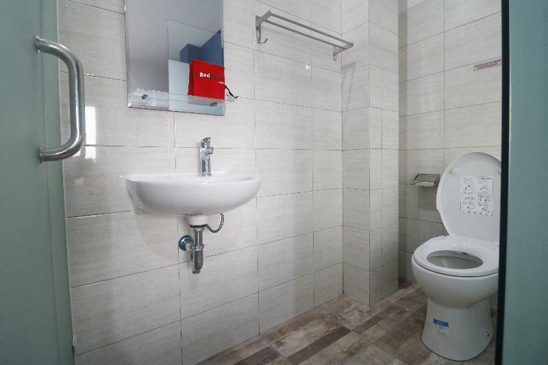 RedDoorz Plus near Living Plaza Jababeka Hotel Cikarang Bagian luar foto