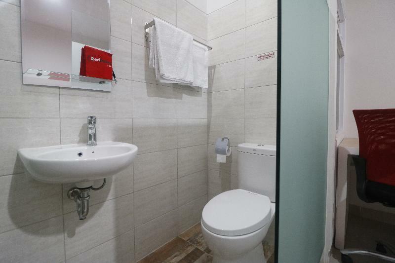 RedDoorz Plus near Living Plaza Jababeka Hotel Cikarang Bagian luar foto